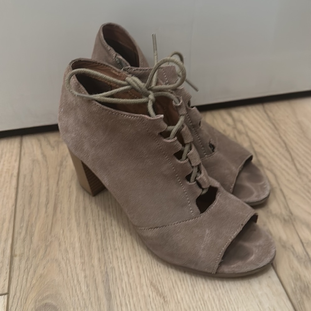 Heels - Picture 3 of 7